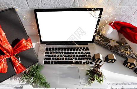带白色空白空模型屏幕的笔记本电脑在圣诞快乐桌上 在仓库背景中有礼物盒 电子商务网站 xmas 网上购物和航运交付 横幅庆典储存工背景图片