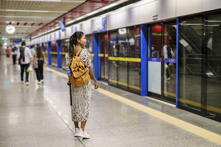 在曼谷市泰国火车站平台等待天际的亚洲女性旅游女游客 塔里塔铁路站平台街道市中心建筑乘客过境旅行天空民众商业技术背景