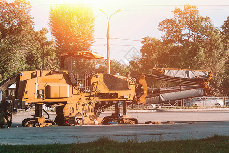 道路工程 工人修路铺沥青路面团队城市工业柏油滚筒机械铺路机器碎石街道图片
