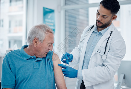 而无需担心无需再担心 covid 一位英俊的年轻男医生正在给一位老年患者注射 covid 19 疫苗背景