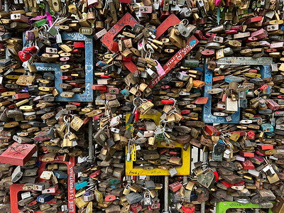 挂在金属栅栏上的多彩的锁锁 匈牙利布达佩斯高清图片