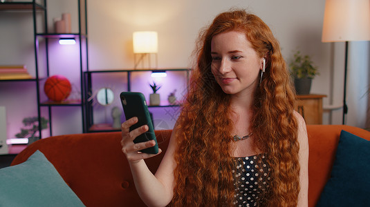 情话GIF红发女人享受智能电话聊天 手机在家与朋友交谈的爱打情话雀斑说话女性成功讨论自由职业者企业家女士快乐耳机背景