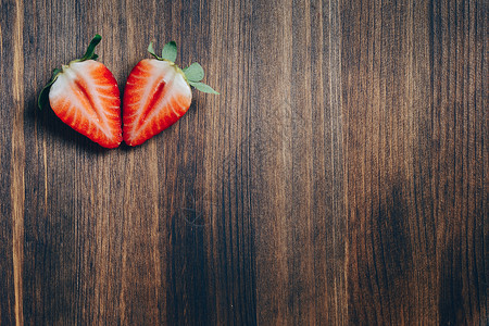 草莓在木制背景上被切成两半桌子水果乡村甜点浆果营养饮食红色木头图片