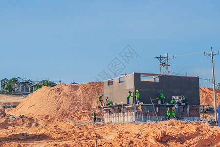 建筑工地 钢筋混凝土水泥预制房屋钢筋 多组施工人员做外墙装饰无顶墙建筑 现代乡村别墅区投资商业职业脚手架美化抵押安装销售蓝天奢华背景