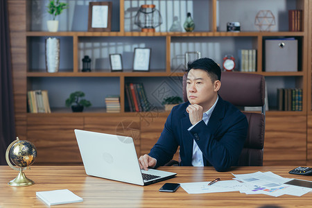 沉思 深思 忧心忡忡的亚洲年轻人 银行家 商务人士 导演图片