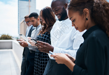 我们有这么多新的连接线 商务人士在城市背景下使用电话 他们用手机做客的背景图片