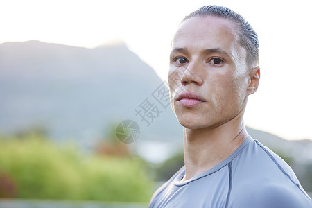 我喜欢我从锻炼中得到的感觉 一个在锻炼期间休息的年轻男人 感觉很好图片