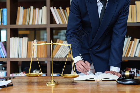 律师 商务人士阅读法律书籍和协议合同的商法律师图片