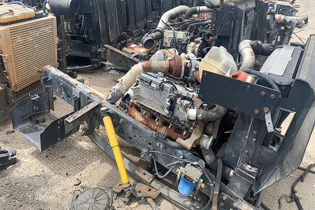 用逗号分隔场垃圾填埋场的破碎卡车发动机 被毁坏汽车的发动机 作为零配件背景