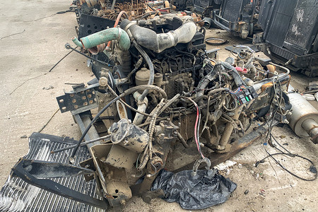推进器从汽车上取走的内燃机 在汽车残骸中躺在地上 发动机背景