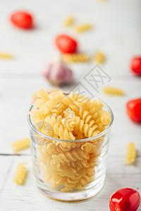 玻璃碗中意大利fusilli意大利面午餐饮食小麦静物糖类食谱营养文化螺旋美食背景