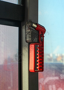 高大上悍马红色锤子 在紧急疏散时打破窗户 在公交车的窗户上背景