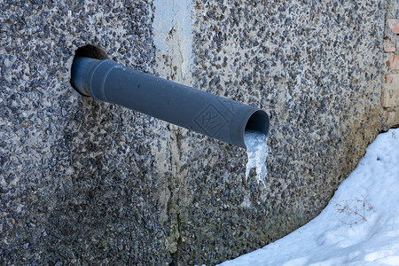 排水沟落水管冰冷的状况高清图片