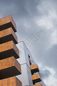 现代建筑的假象多云瓦楞住房工业阳台房地产床单城市天空公寓背景图片