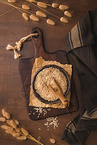 黄米在铁制顶顶上食物植物厨房粮食美食农业木头陶瓷饮食木板背景图片