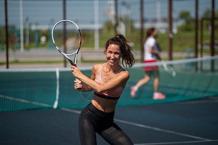 净网行动在网球场的户外 有运动力的天主教女性在网球场上摆弄电击爱好竞赛冒充运动员游戏运动装行动法庭网球女孩背景