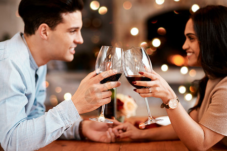 让我们为美丽的夜晚干杯 一对夫妇在浪漫的晚餐上 分享了祝酒词背景图片