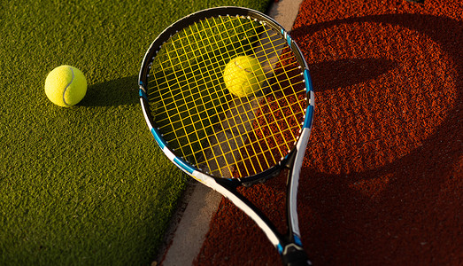 三球仪网球和在绿草背景上敲打游戏法庭行动体育场活动网球场训练运动操场娱乐背景