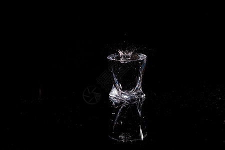 黑色背景是一滴水掉落的玻璃杯 在玻璃上喷洒水艺术飞溅气泡窗户生活波纹厨房液体饮料流动背景图片
