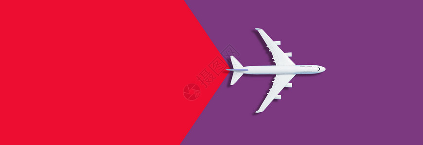 平面设计旅行构想 飞机在红色背景和复制空间上使用红底的飞机紫色运输玩具旅游航空公司桌子蓝色天空假期空气背景图片