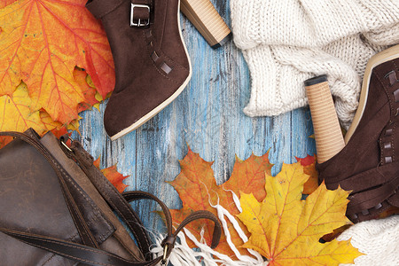 秋天平坦平板的女用品和树叶 在蓝色古年背景上 有免费文字空间背景图片