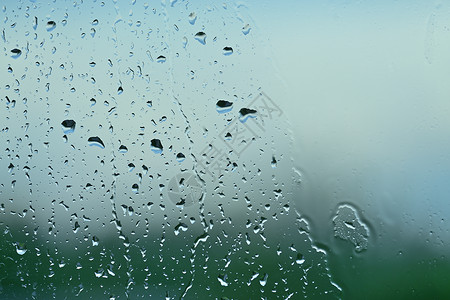 有雨滴的窗窗户上的雨滴在紧靠的窗口上背景