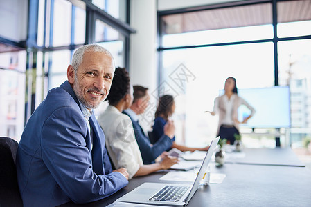 快乐的 CEO 老板或董事长在工作中的团队会议上看起来很自信 一位自豪的员工与同事在公司办公室讨论新的创新计划和战略时的肖像背景图片