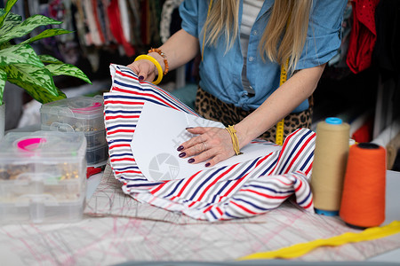 苯球棍模型缝纫工用纸裁缝的模具做成条纹织物背景
