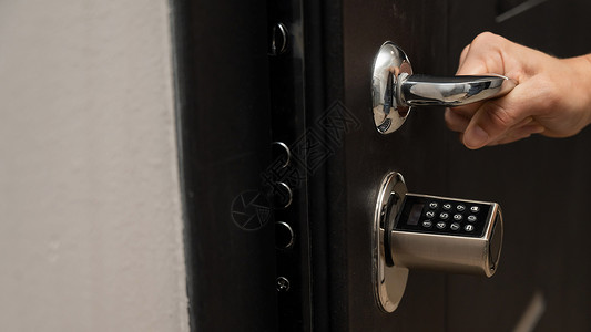 自动锁女人打开公寓门的密码锁 无钥匙入门了  没有钥匙进门犯罪安全公寓入口女手检测酒店按钮开锁控制背景