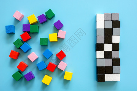 乐高素材黑白彩色立方体和一行黑白立方体 多样性和包容概念背景