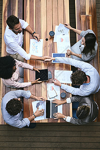 为了在业务中腾飞 建立正确的联系 一群商务人士在外面开会的高角度镜头背景图片