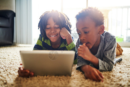 两只小男孩一起用数码平板电脑 玩得开心多了 我还想说图片