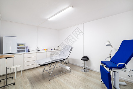 新的现代诊所的白色内衣 蓝色椅子用来做美容手术高清图片