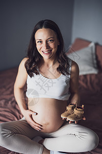 怀孕孩子房间家庭婴儿卧室母性身体喜悦长椅微笑图片