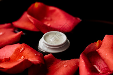 玫瑰花型美奶油罐和花花瓣     带有花型概念的化妆品瓶子皮肤科血清矿物洗剂卫生润肤乳液面具玫瑰背景