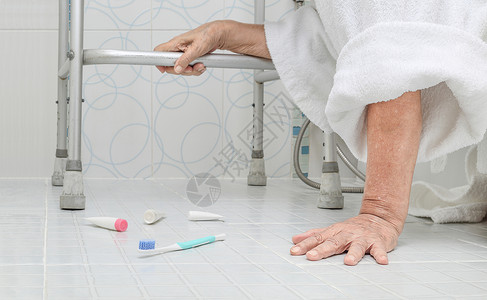 柯克坠落年长妇女因为滑的表面而掉进浴室地面洗手间祖母保险女士老年拖鞋卫生骨折退休背景