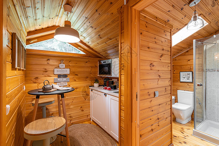 倾斜的天花板木屋里有小型厕所的紧凑厨房 乡村生活的概念背景