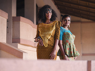非洲族裔身穿非洲长裙的多族裔女孩交流 享受会场和笑笑 她们可以一起玩乐 (掌声  un org/)背景