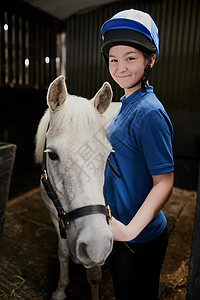 没有什么比我的马更让我开心了 一个年轻女孩和她的马在室内图片