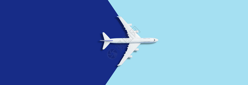 平面设计旅行构想 飞机在蓝色背景和复制空间的蓝底上乘客粉色航班玩具天空航空公司桌子运输旅行商业背景图片