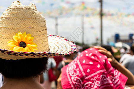 在圣多明各马那瓜传统节日 戴着向日葵花帽子的男人高清图片