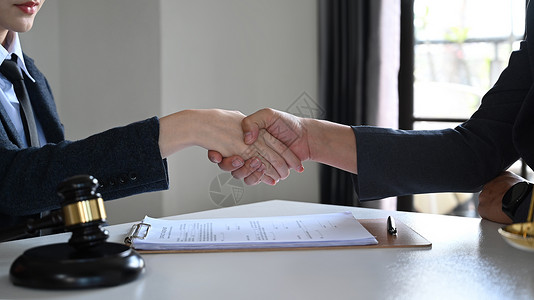 律师或律师在合同协议后与客户握手的镜头 律师 正义和法律以及律师概念图片