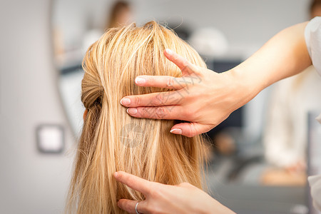 美发女理发师理发护理沙龙发型派对金发女孩服务美容院发型设计图片