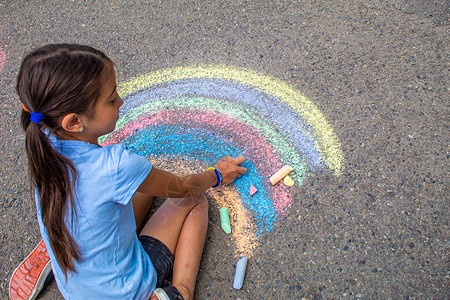 孩子在沥青上画彩虹 有选择的焦点孩子们艺术婴儿房子粉笔活动人行道女孩横幅乐趣背景