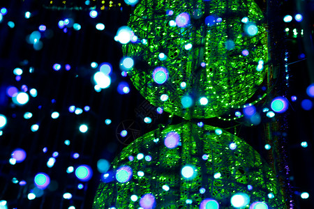 夜里绿灯的致幻照明灯泡噪音节日颗粒庆典背景蓝色假期花环火花背景图片