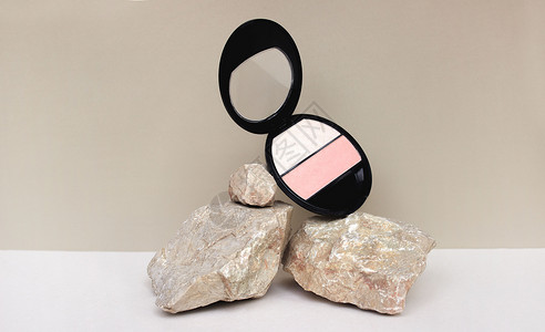 飞ps石素材美容化妆品调色盘 平衡在蜜蜂背景上的自然石上 甜味化妆品最低要求背景
