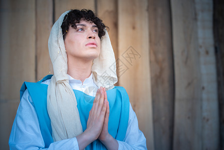 一边仰望着 一边看一眼 一副令人赞叹的处女玛莉祈祷的肖像图片