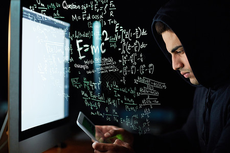 一个年轻的黑客在黑暗中破解了计算机密码 说得通 他电脑能听懂他的语言背景