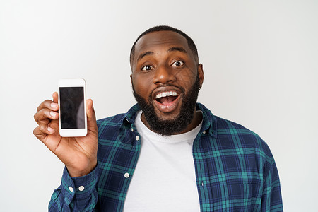 征集令穿着衬衫的非洲年轻男性在用智能手机上的移动命名应用程序进行交易 这令他高兴白色互联网屏幕黑色展示成人技术快乐细胞男人背景