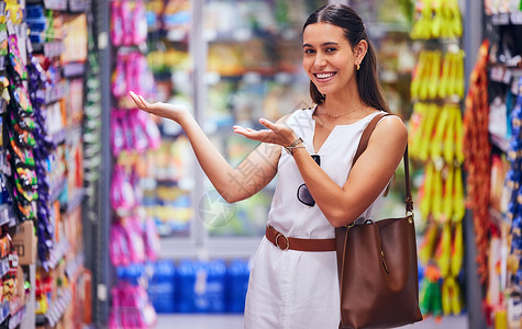 超级品牌季顾客 购物者和消费者广告 产品 库存和杂货的指向和营销品牌 以便在超市商店购物 快乐的女人在零售店推荐和认可背景